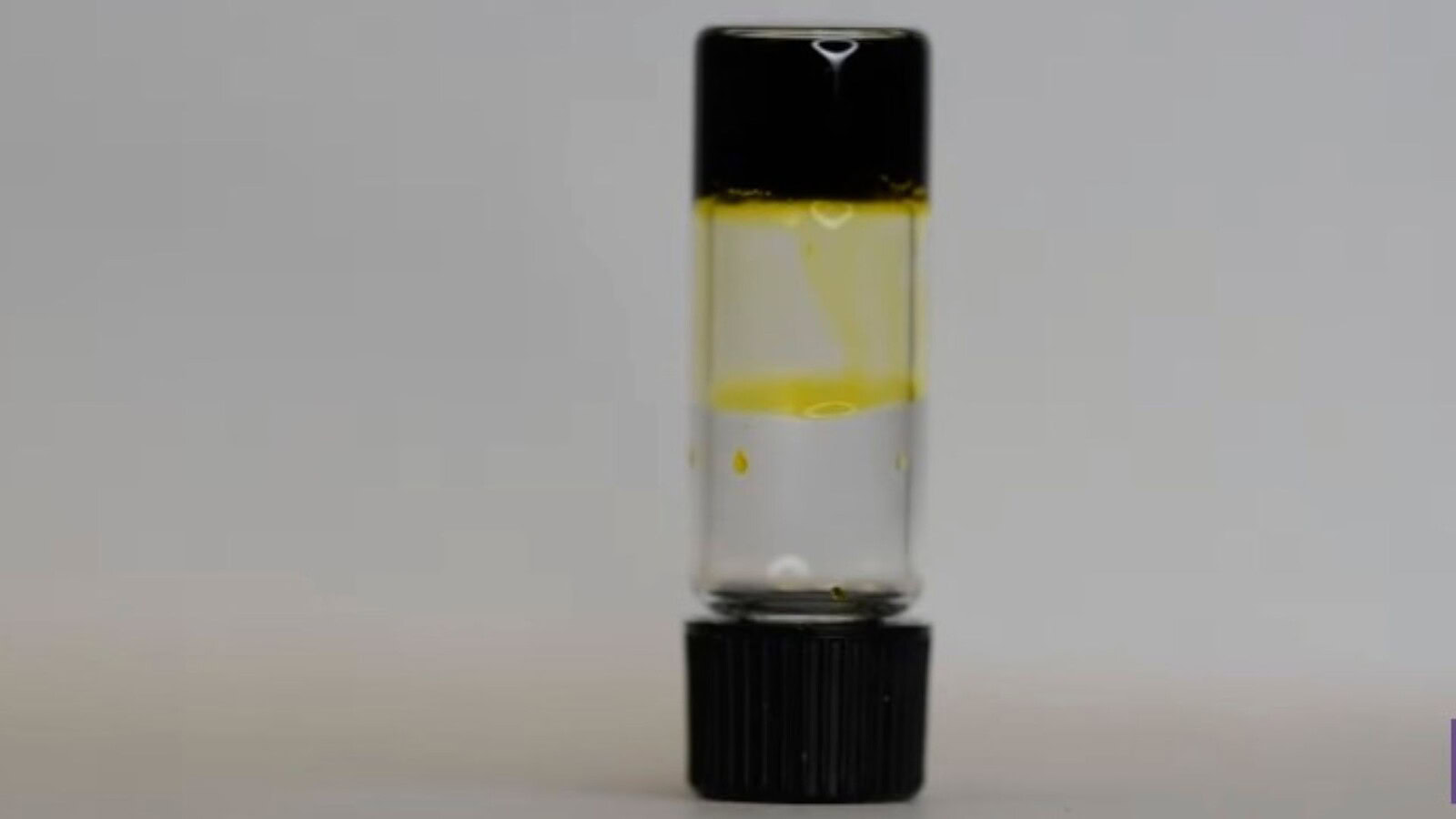 Batteria liquida, la scoperta che si carica al buio e dura mesi