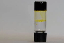 Batteria liquida, la scoperta che si carica al buio e dura mesi