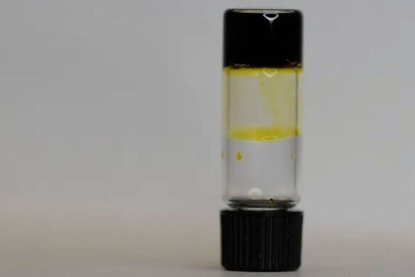 Batteria liquida, la scoperta che si carica al buio e dura mesi