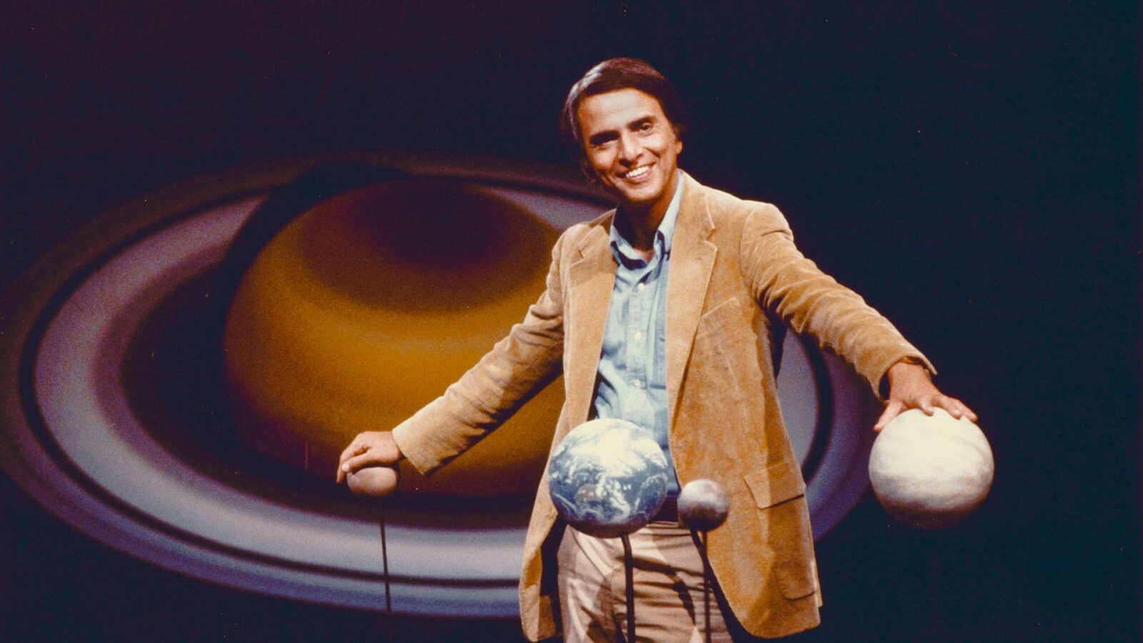 Carl Sagan e la profezia sul pensiero critico che oggi fa paura