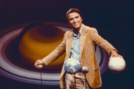 Carl Sagan e la profezia sul pensiero critico che oggi fa paura