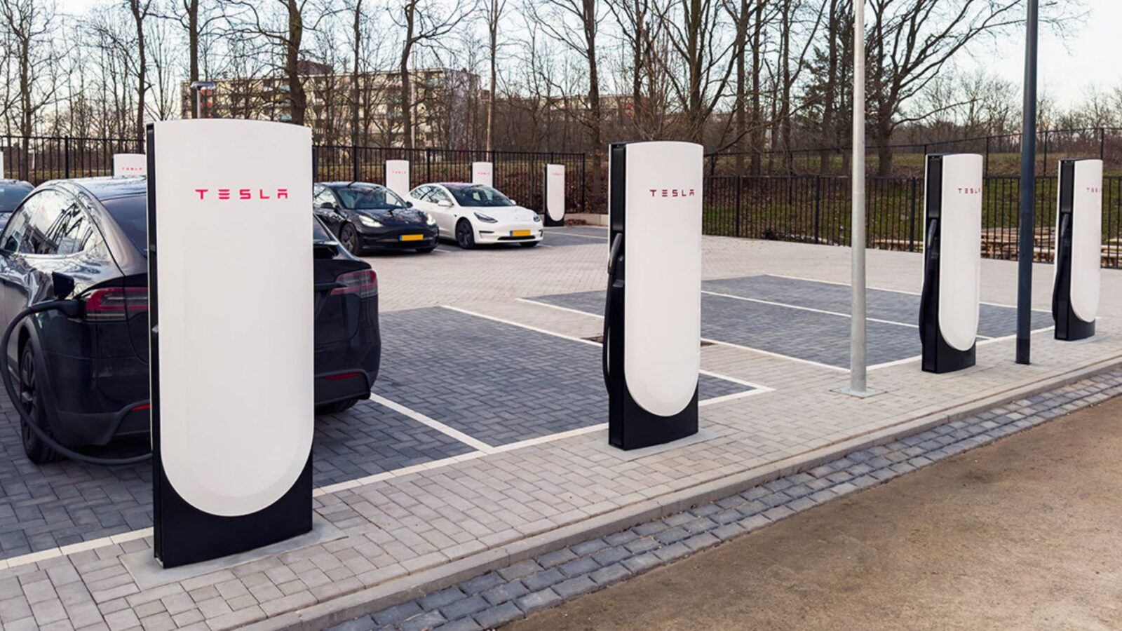 Tesla Supercharger V4, in Europa si parte con la ricarica da 500 kW
