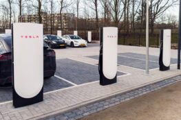 Tesla Supercharger V4, in Europa si parte con la ricarica da 500 kW