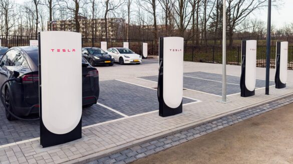 Tesla Supercharger V4, in Europa si parte con la ricarica da 500 kW