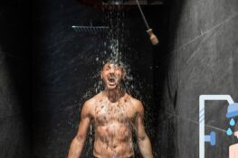 Doccia fredda prima di dormire: l’errore che rovina il sonno col caldo