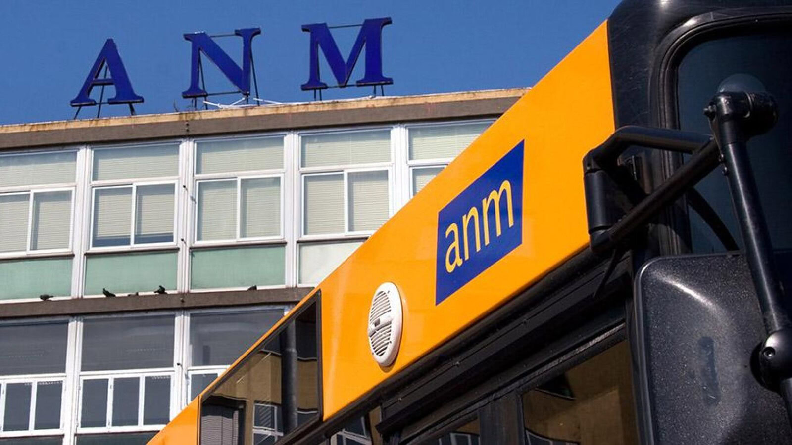 Chat WhatsApp ATM, dipendenti spiavano le passeggere dalle telecamere