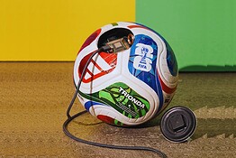 Adidas Trionda, il pallone dei Mondiali 2026 si ricarica come uno smartphone