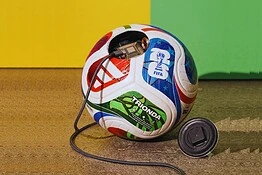 Adidas Trionda, il pallone dei Mondiali 2026 si ricarica come uno smartphone
