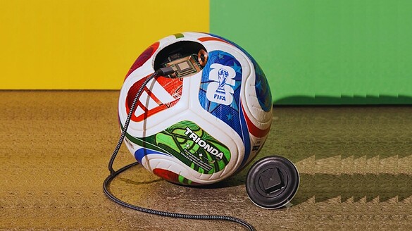 Adidas Trionda, il pallone dei Mondiali 2026 si ricarica come uno smartphone