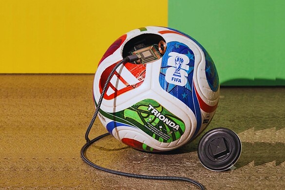 Adidas Trionda, il pallone dei Mondiali 2026 si ricarica come uno smartphone