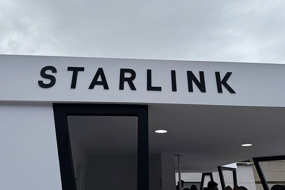 Starlink sfida la fibra in Europa: velocità +45% in un anno