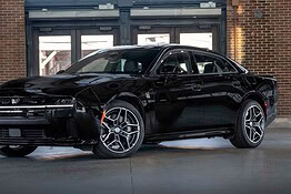 Dodge Charger 2027: l’elettrica costa 11.500 euro in più
