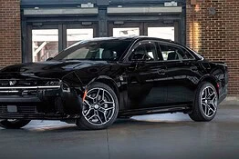 Dodge Charger 2027: l’elettrica costa 11.500 euro in più