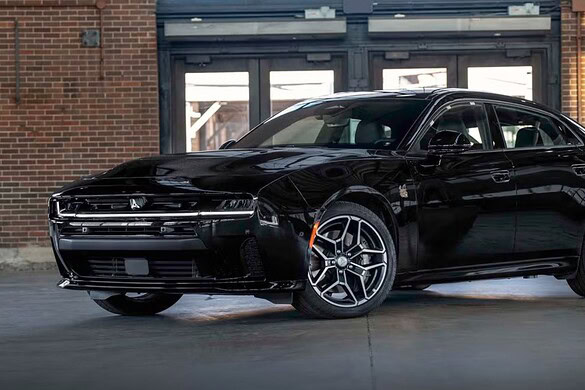 Dodge Charger 2027: l’elettrica costa 11.500 euro in più