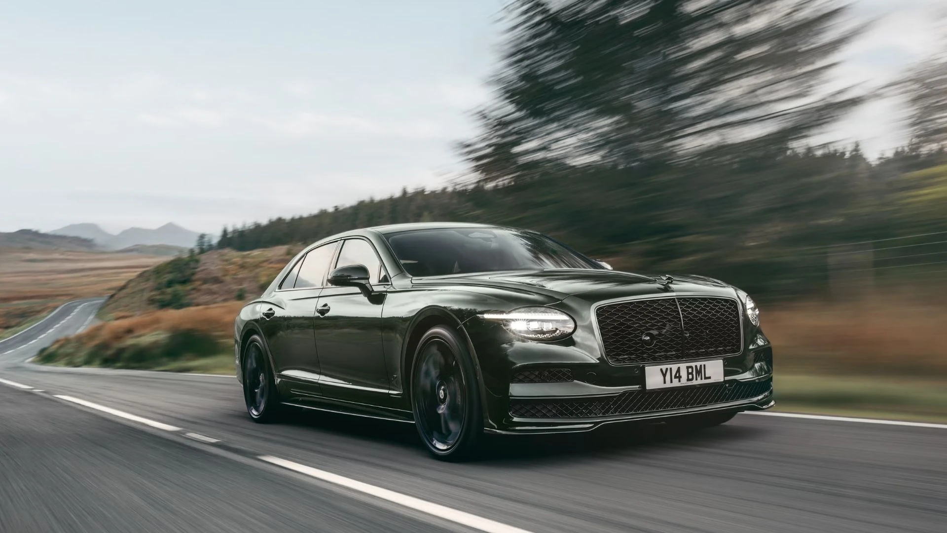 Bentley Flying Spur, fari singoli dopo 60 anni e V8 ibrida da 680 CV