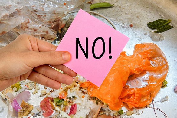 Cosa non buttare mai nel lavandino: i rifiuti che intasano i tubi