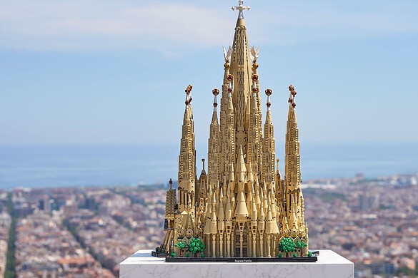 LEGO Sagrada Família: il set record da 12.060 pezzi per Gaudí