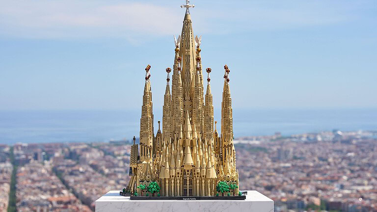 LEGO Sagrada Família: il set record da 12.060 pezzi per Gaudí