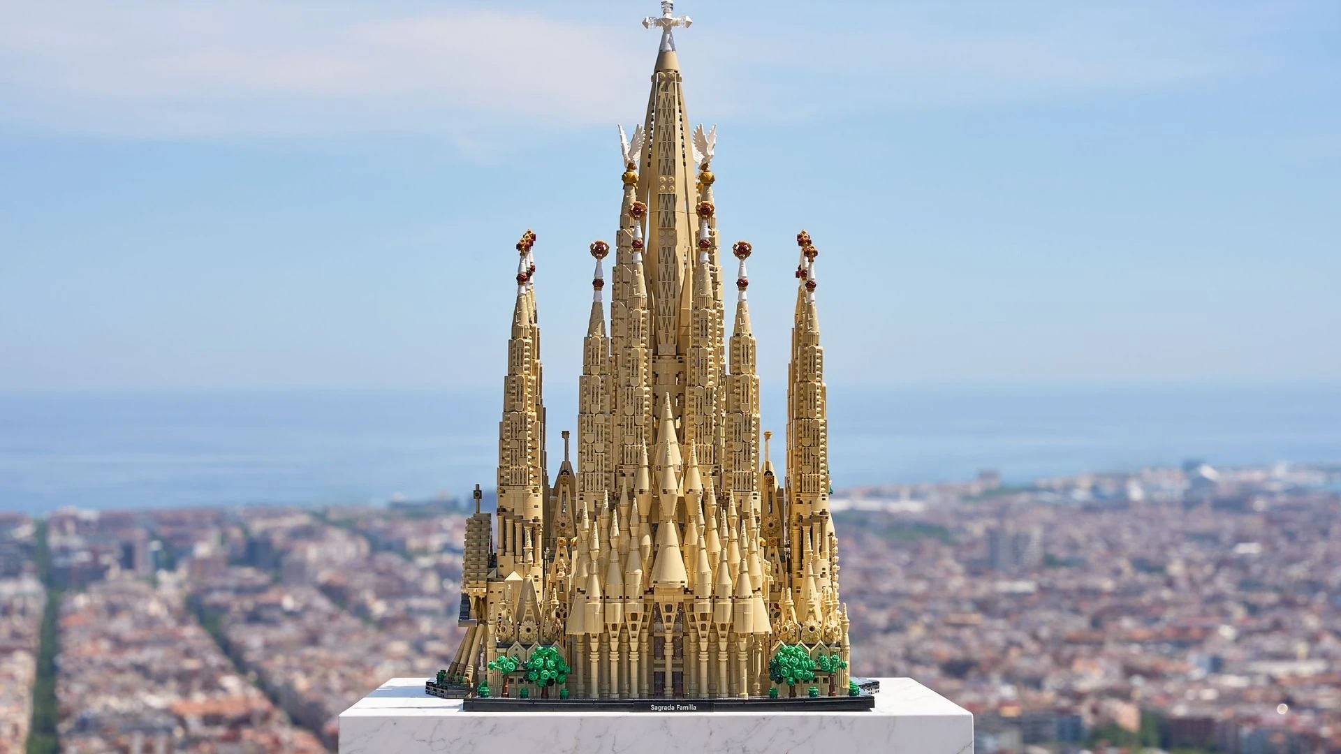 LEGO Sagrada Família: il set record da 12.060 pezzi per Gaudí