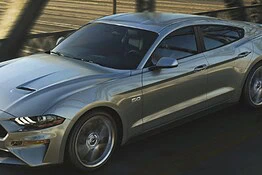 Ford Mustang a quattro porte: la berlina low cost che nessuno aspettava