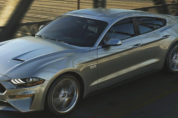 Ford Mustang a quattro porte: la berlina low cost che nessuno aspettava