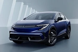 Mitsubishi Eclipse torna elettrica: è una Nissan Leaf travestita
