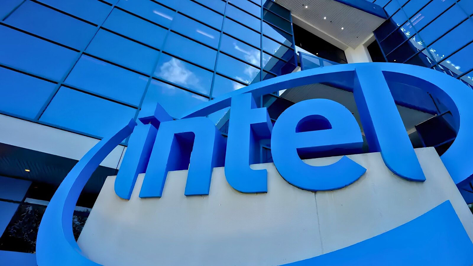 Intel vieta il deodorante nelle fabbriche di chip AI: ecco perché