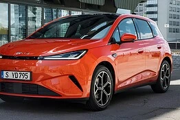 BYD Dolphin G DM-i: oltre 1000 km di autonomia e costa meno di una Clio