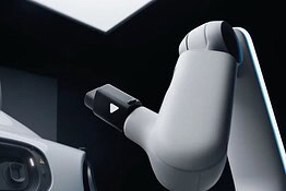 Xiaomi presenta il braccio robotico che ricarica l’auto elettrica da solo