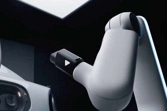 Xiaomi presenta il braccio robotico che ricarica l’auto elettrica da solo