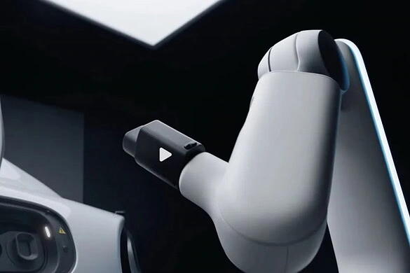 Xiaomi presenta il braccio robotico che ricarica l’auto elettrica da solo