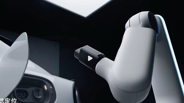 Xiaomi presenta il braccio robotico che ricarica l'auto elettrica da solo
