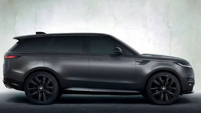 Range Rover Sport, il restyling debutta al Nürburgring con la prima elettrica