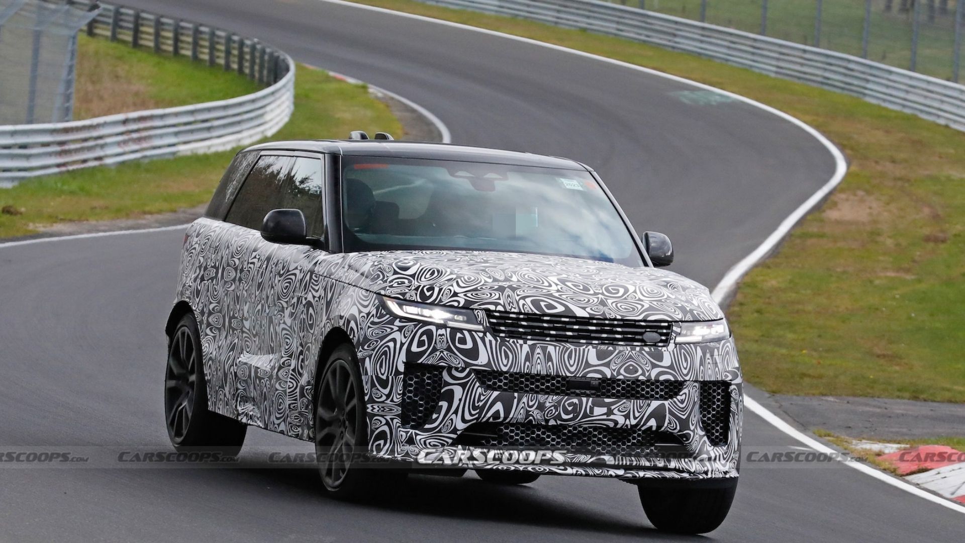 Range Rover Range Rover Sport, il restyling debutta al Nürburgring con la prima elettrica