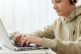 Italiani online per 25 anni della loro vita: il dato NordVPN che sorprende