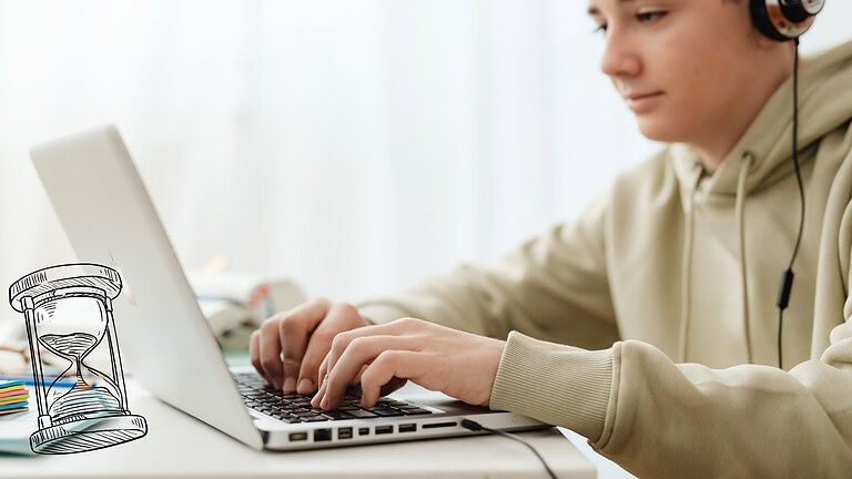Italiani online per 25 anni della loro vita: il dato NordVPN che sorprende
