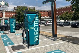 Electra trasforma le colonnine di ricarica in mini stadi per i Mondiali 2026