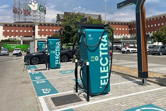 Electra trasforma le colonnine di ricarica in mini stadi per i Mondiali 2026