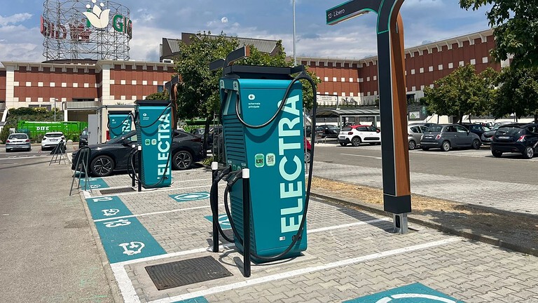 Electra trasforma le colonnine di ricarica in mini stadi per i Mondiali 2026