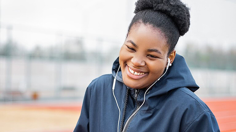 Cuffie con filo, iPod e lettori CD: il ritorno tech della Gen Z