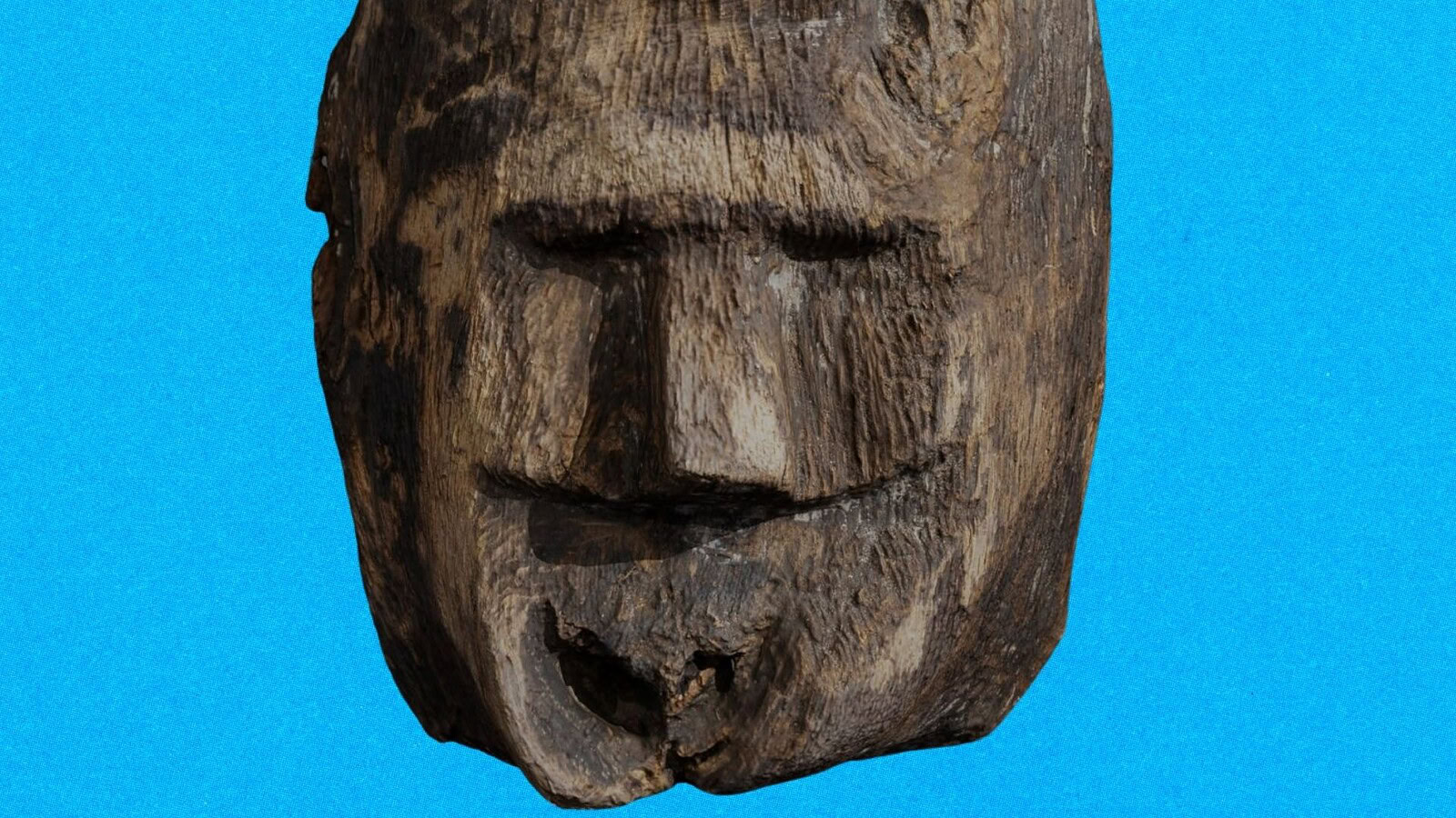 Volto medievale in legno riemerge dal lago Lednica in Polonia