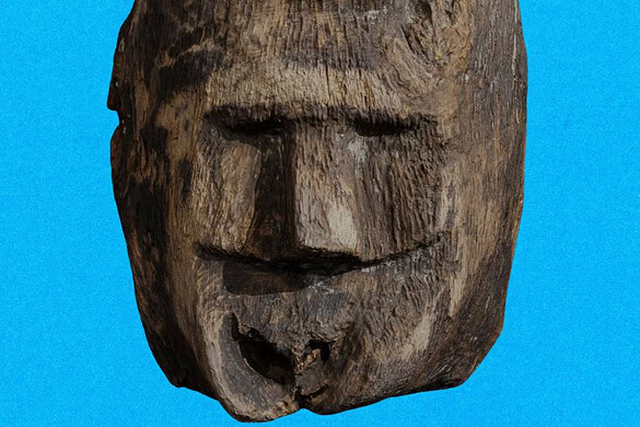 Volto medievale in legno riemerge dal lago Lednica in Polonia