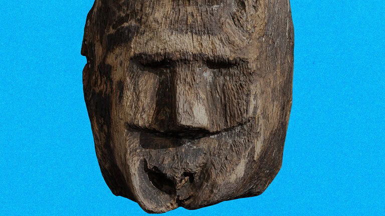 Volto medievale in legno riemerge dal lago Lednica in Polonia