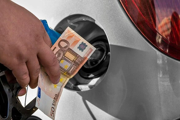 Carburanti più cari dal 3 luglio 2026: stop al taglio delle accise