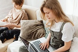 Sicurezza online degli adolescenti: proteggerli senza solo controllarli