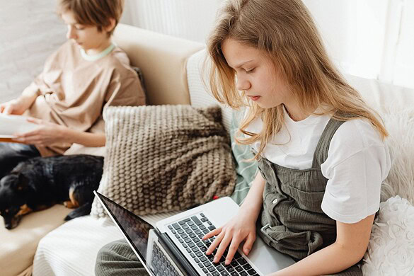 Sicurezza online degli adolescenti: proteggerli senza solo controllarli