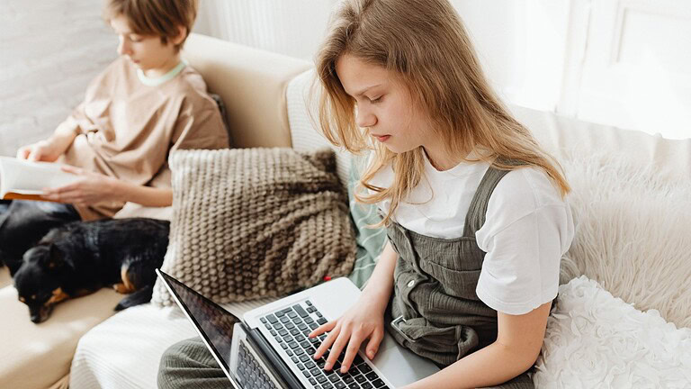 Sicurezza online degli adolescenti: proteggerli senza solo controllarli