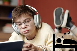 Schermi più del sonno: l’allarme USA sui bambini e i loro device