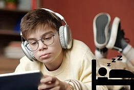 Schermi più del sonno: l’allarme USA sui bambini e i loro device