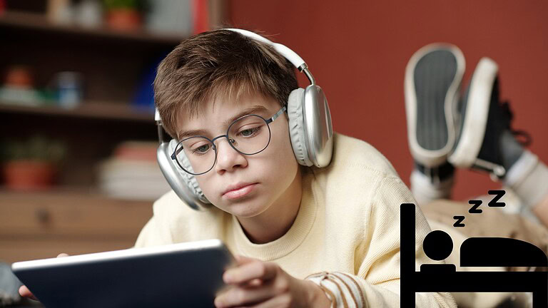 Schermi più del sonno: l'allarme USA sui bambini e i loro device